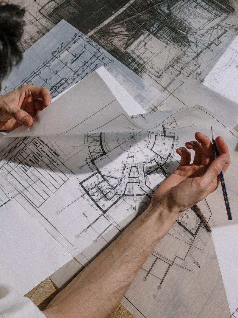 Profissional desenhando um projeto de arquitetura sobre a prancheta