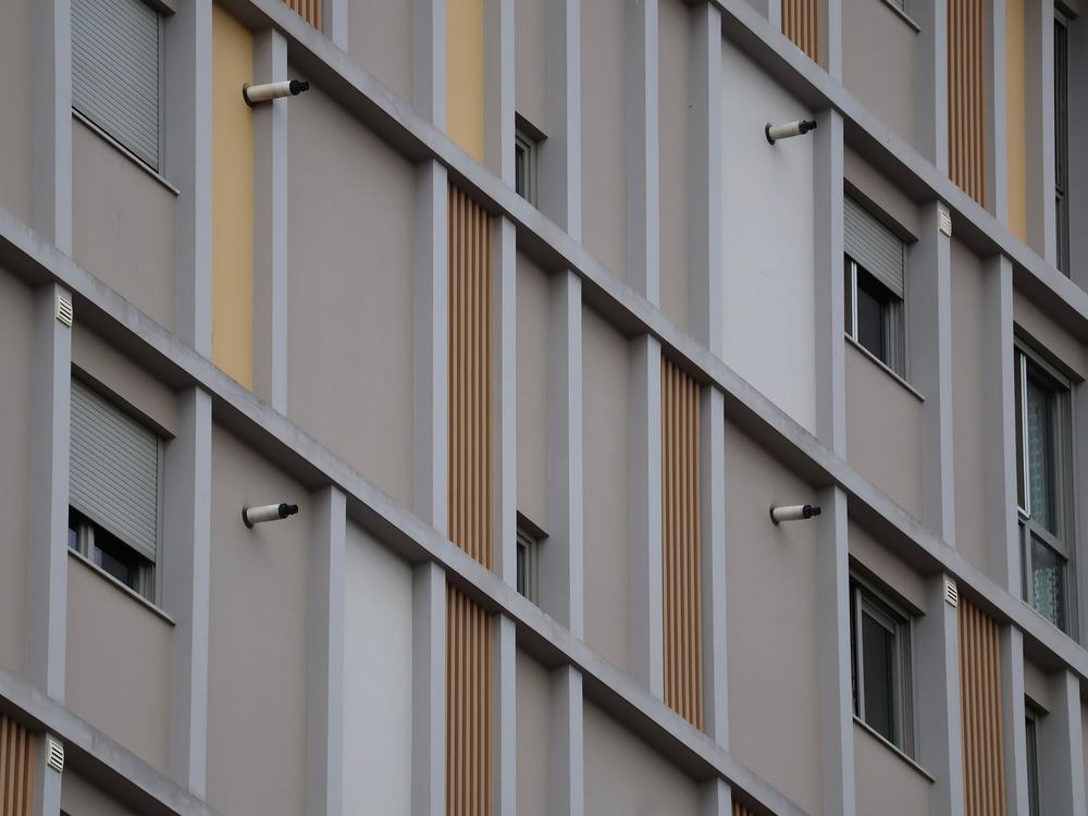 Detalhe de fachada com janelas alinhadas e brises
