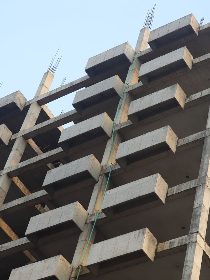 Estrutura de concreto de um edifício em construção sob céu azul