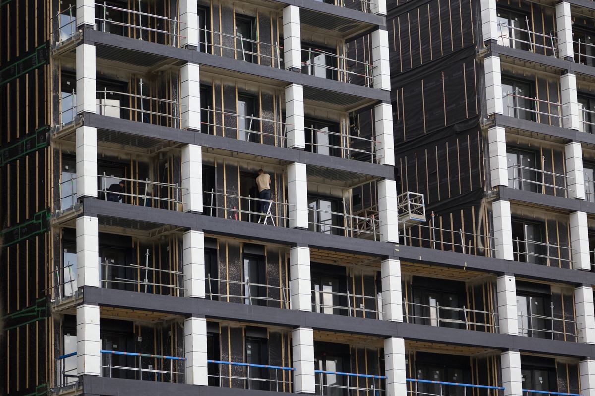 Edifício residencial em construção com estrutura e varandas aparentes